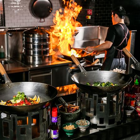 Qt קווינסטאון מראה חיצוני תמונה A wok being used in a restaurant kitchen