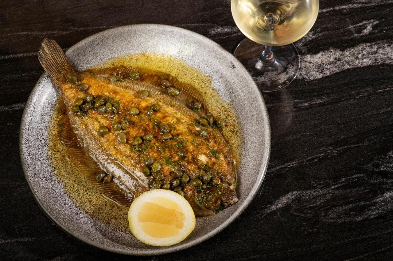 Qt קווינסטאון מראה חיצוני תמונה A turbot prepared in a French restaurant