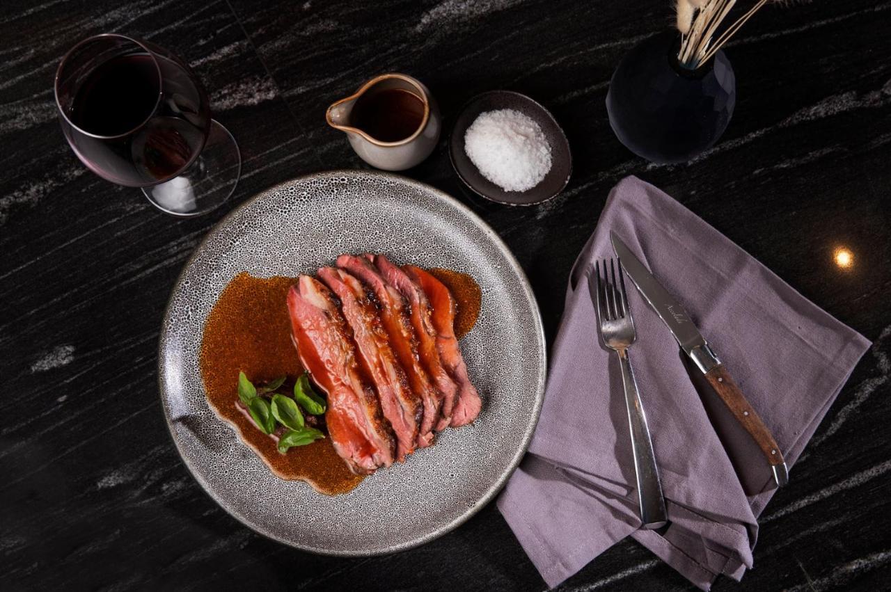 Qt קווינסטאון מראה חיצוני תמונה A plate of steak and red wine