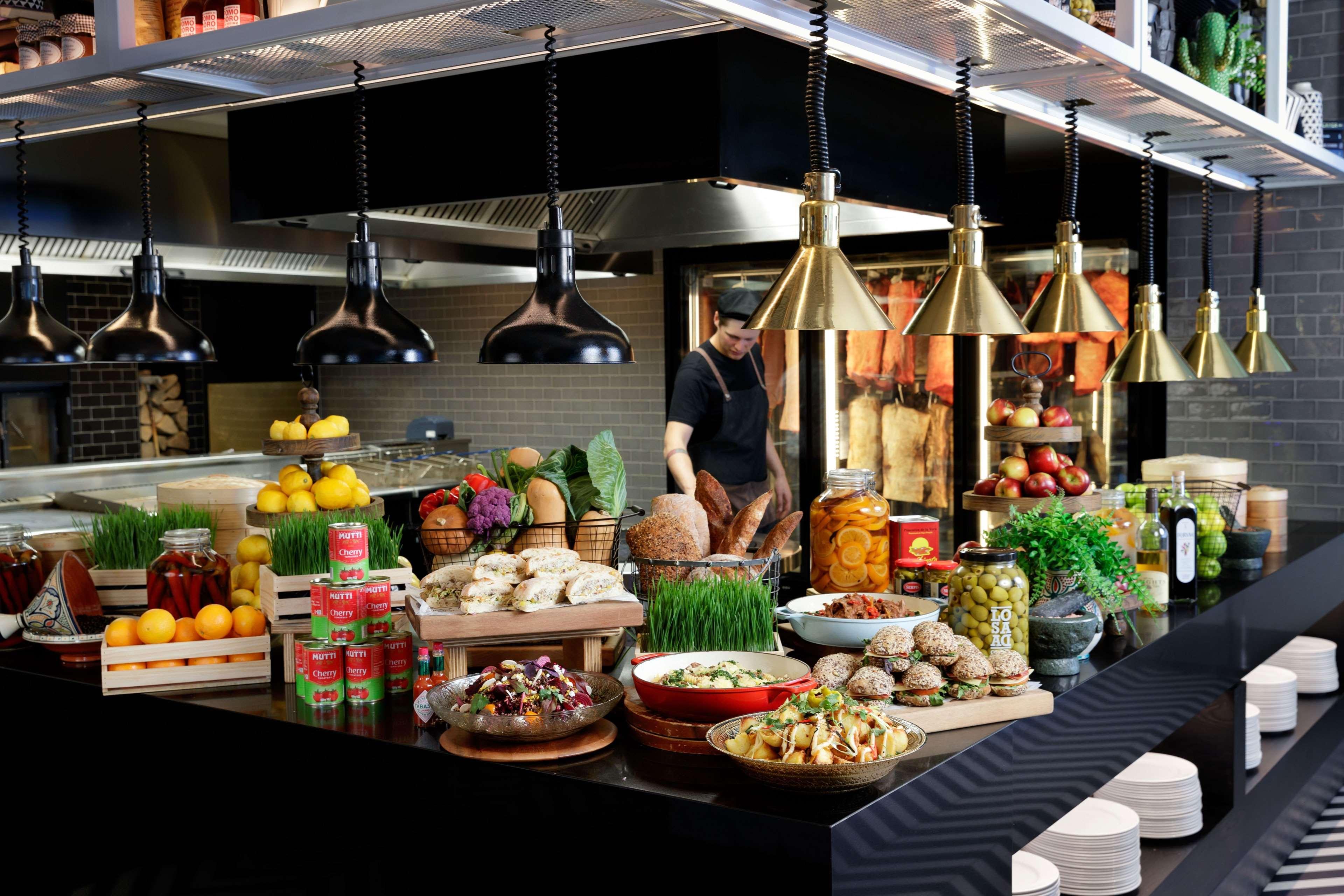 Qt קווינסטאון מראה חיצוני תמונה A buffet at a restaurant