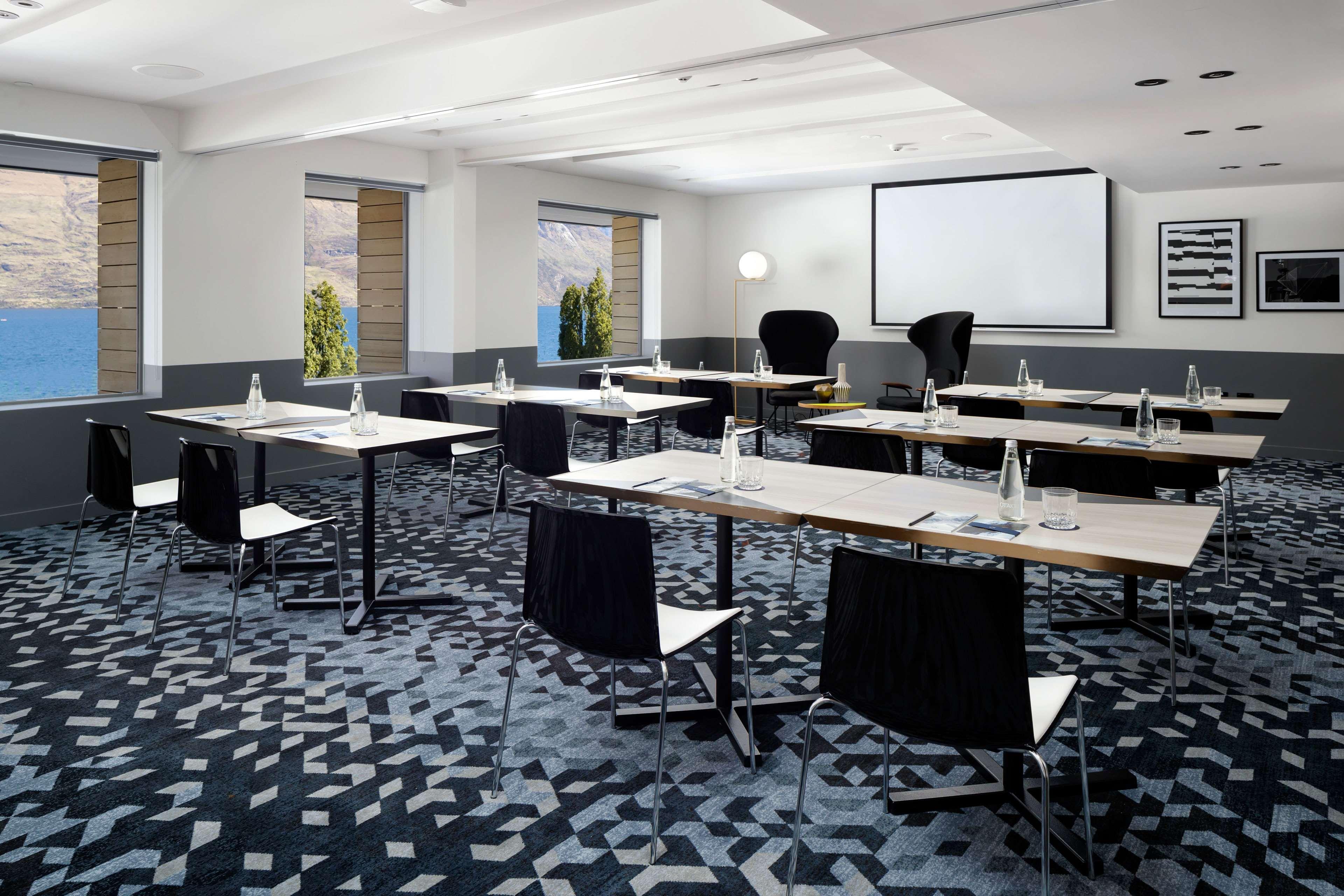 Qt קווינסטאון מראה חיצוני תמונה Meeting room