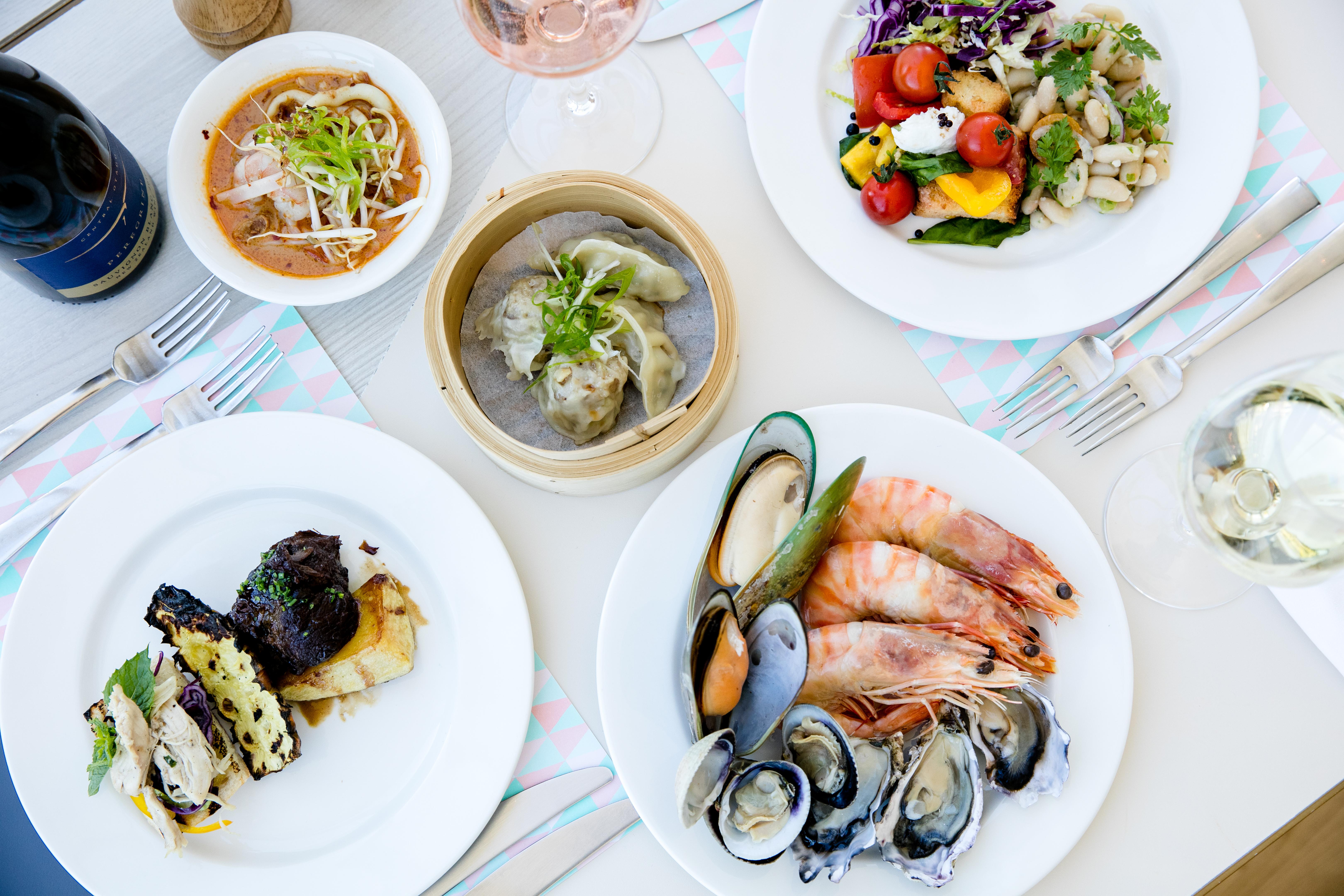 Qt קווינסטאון מראה חיצוני תמונה A selection of dishes at the restaurant